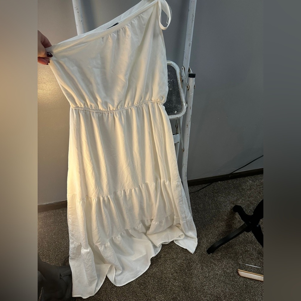 Elegant White Strapless Dress